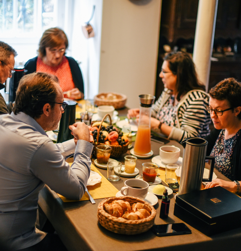 Les participants prenant un petit déjeuner - Châteaux des langues