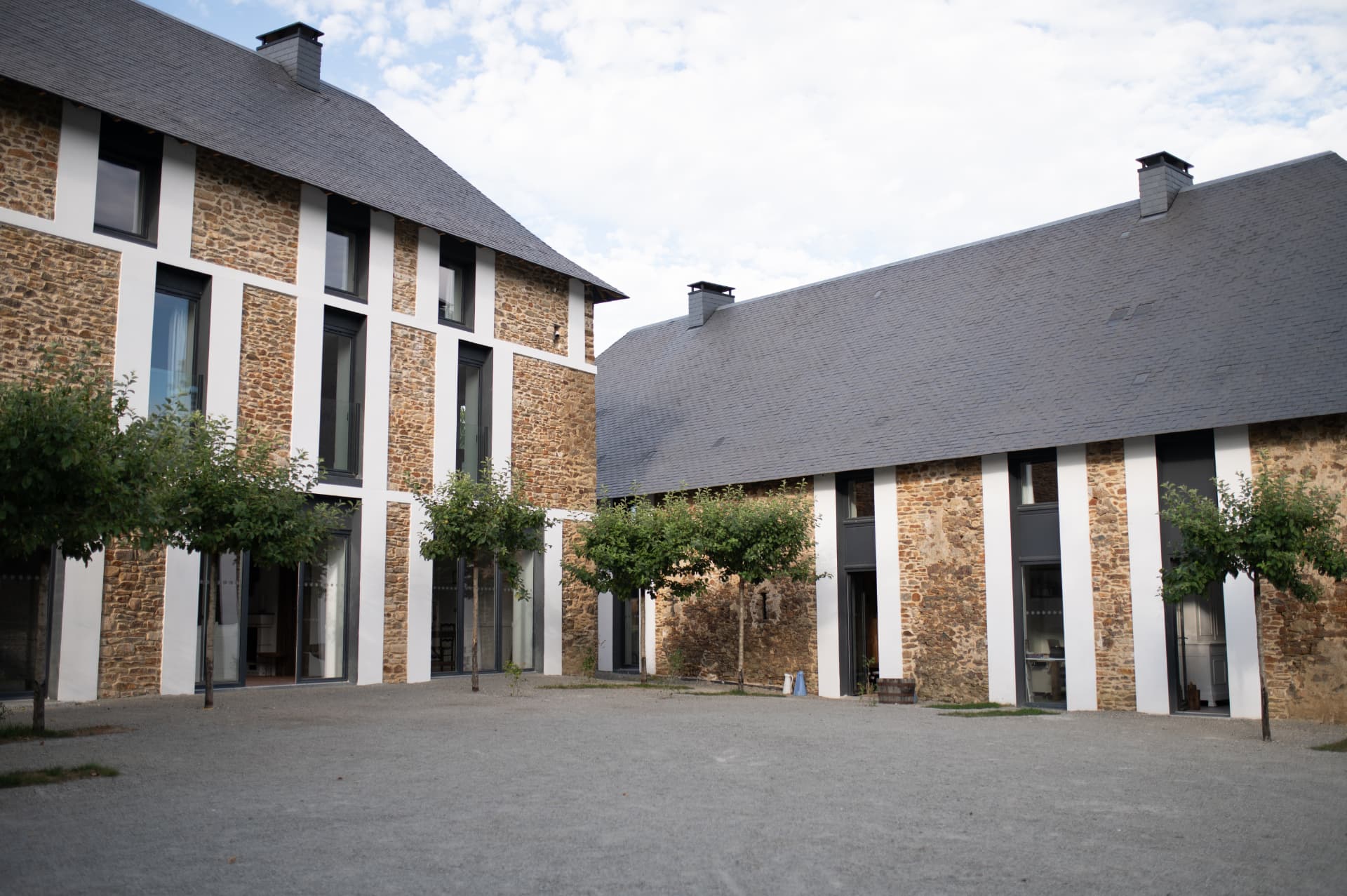 Blanc Blanc Blanc : les bâtiments réhabilités de la blanchisserie de la Mazure autour de la cour