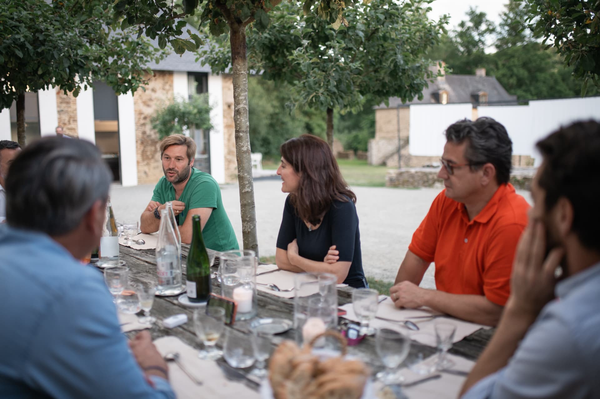 Séminaire chez Blanc Blanc Blanc : dîner en extérieur sous les arbres