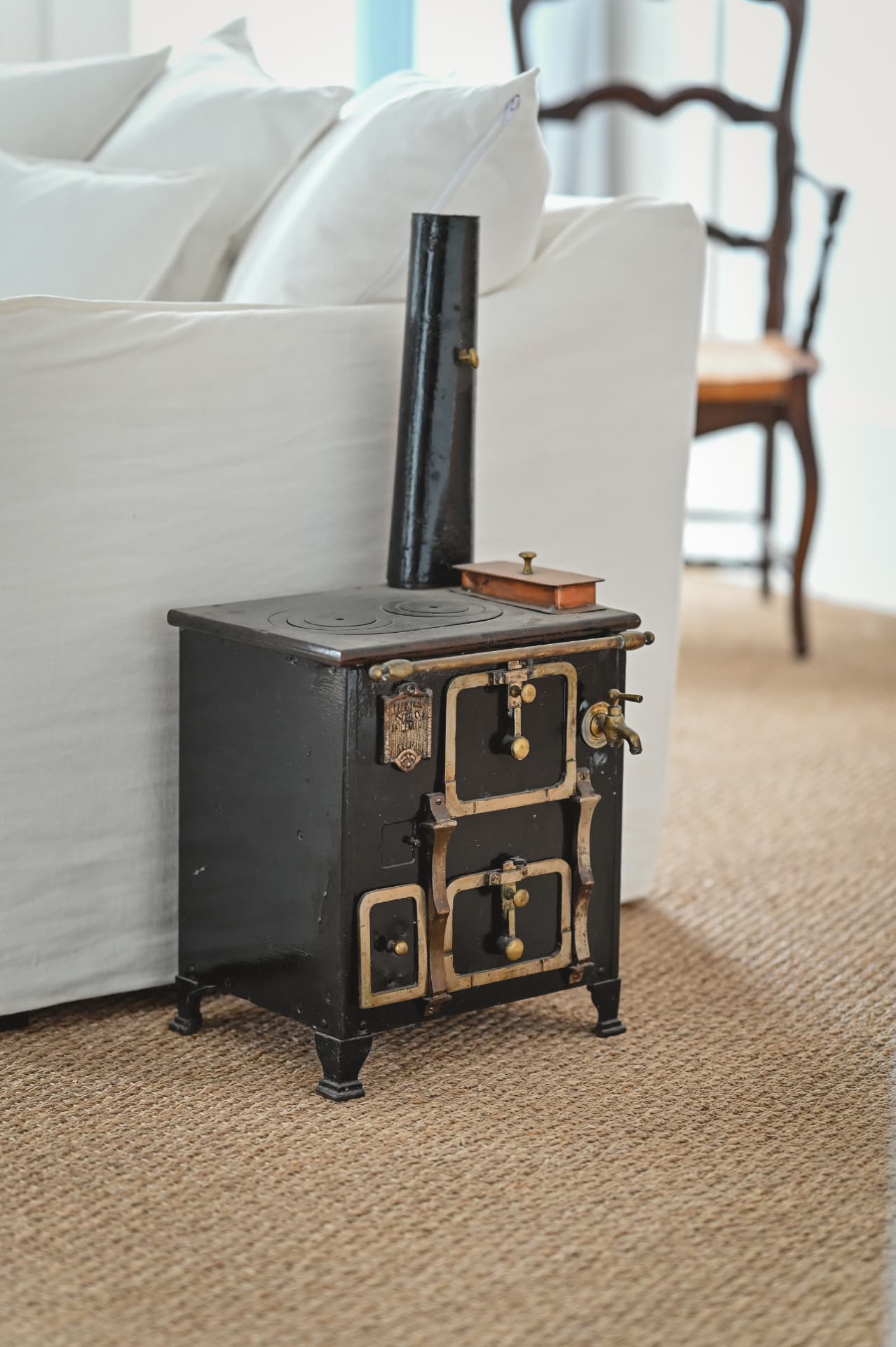Petit poêle ancien dans un intérieur de la blanchisserie