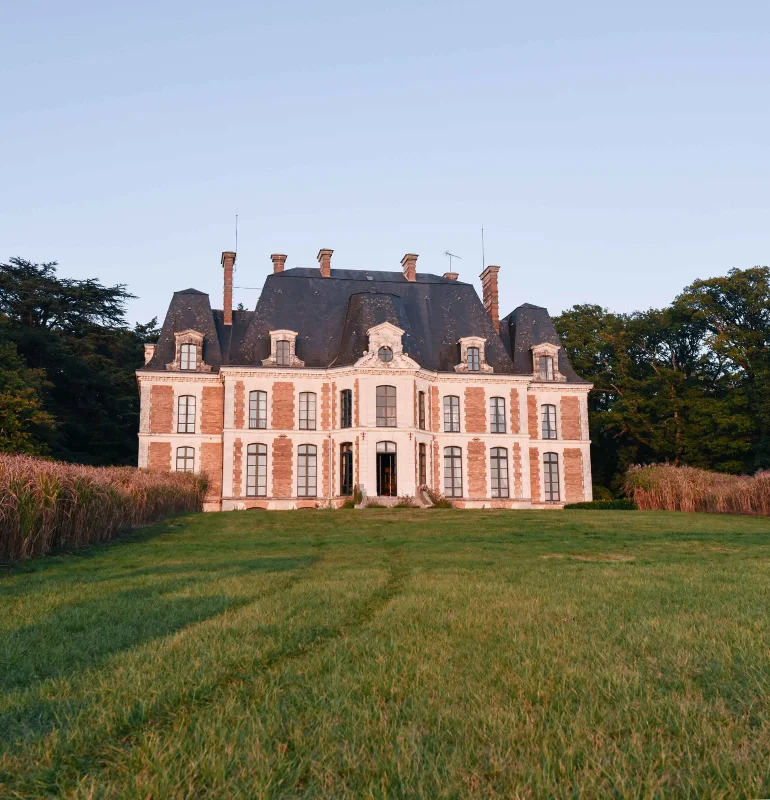 Château de la Mazure, style Louis XIII, façade en briques et tuffeau