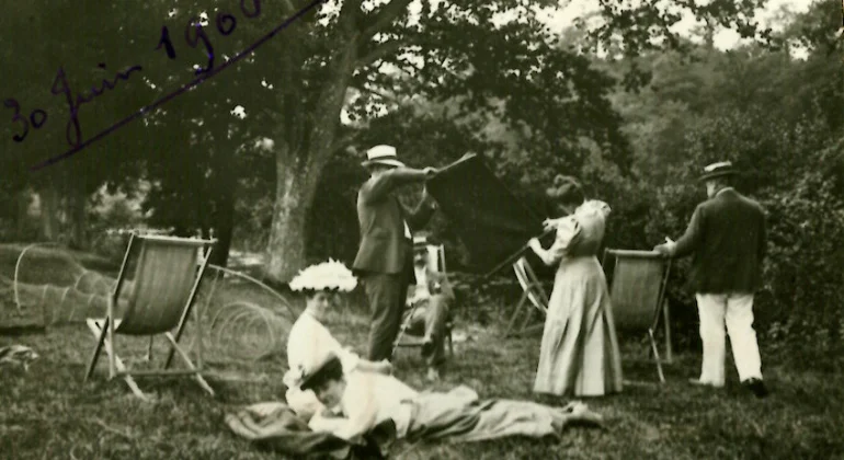 Photographie ancienne de la famille dans le parc du Château de la Mazure